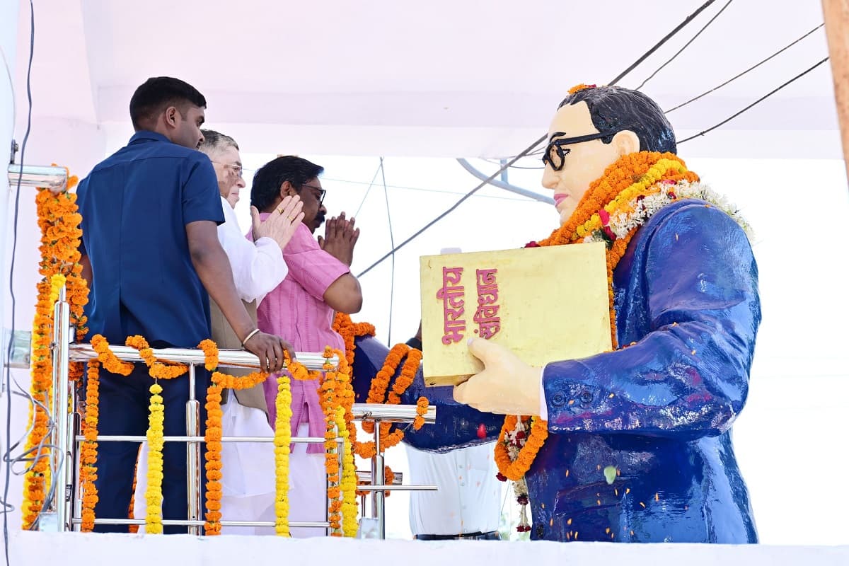 राज्यपाल संतोष गंगवार और मुख्यमंत्री हेमंत सोरेन ने अंबेडकर प्रतिमा पर माल्यार्पण कर दी श्रद्धांजलि, 135वीं जयंती पर कार्यक्रम