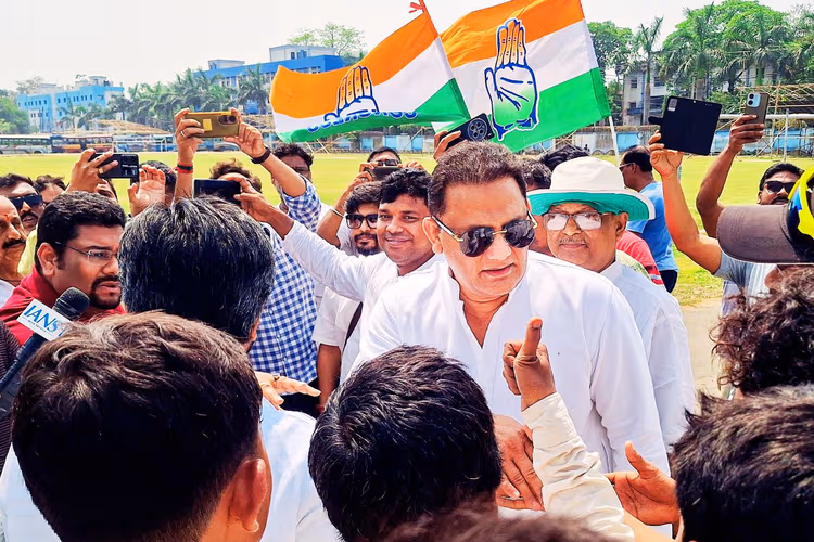 बहरमपुर की सड़कों पर अजहरुद्दीन, अधीर चौधरी के काम आयेगा क्रिकेटर कार्ड?