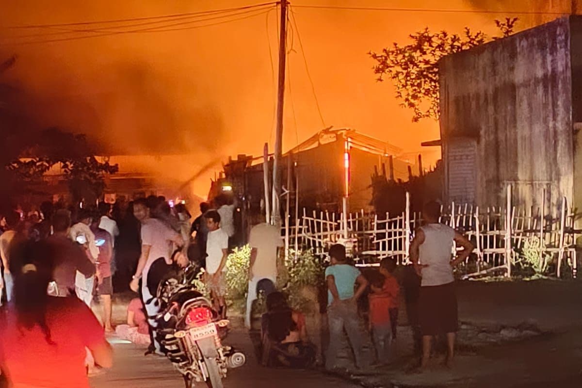 Bagaha News court campus fire six shops burnt cylinder blast incident