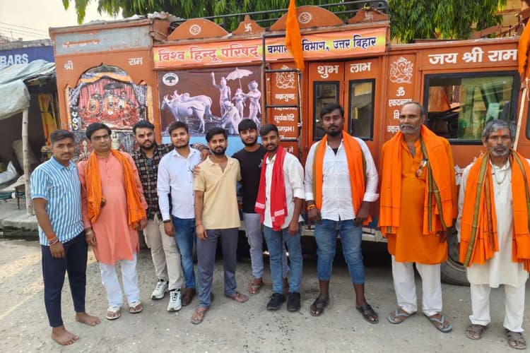 Bettiah: सीता जन्मोत्सव पर रथ यात्रा का भव्य स्वागत, उमड़ा श्रद्धालुओं का जनसैलाब