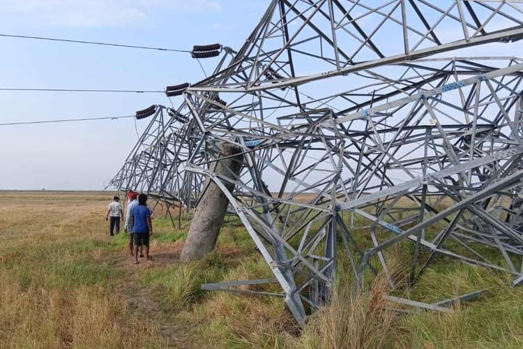 Bettiah: आंधी-बारिश से 6 बिजली टावर ध्वस्त, गंडक पार 16 घंटे से नहीं है लाइट
