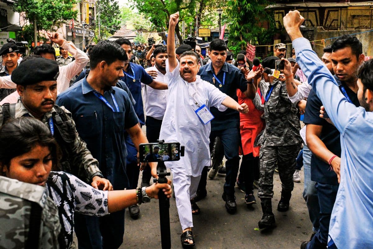 कालीघाट में शुभेंदु अधिकारी को घेरा, लगे ‘चोर-चोर’ के नारे, भवानीपुर में TMC-BJP कार्यकर्ताओं के बीच भिड़ंत के बाद लाठीचार्ज