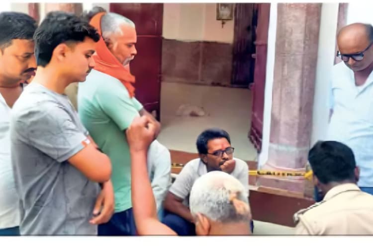 पालीगंज में 9 ताले तोड़कर अष्टधातु मूर्तियां चोरी, स्थानीय लोगों में आक्रोश