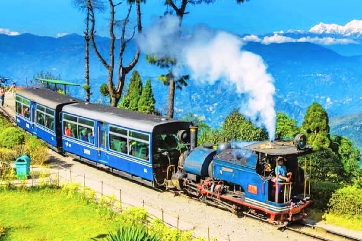 दार्जिलिंग की वादियों में गूंजी ‘लोकतंत्र’ की सीटी! मतदान बढ़ाने के लिए चली ‘डेमोक्रेसी एक्सप्रेस’