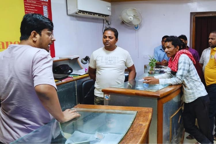 देवघर में गैस शिकायतों पर प्रशासन सक्रिय, मां तारा एजेंसी में औचक निरीक्षण गया