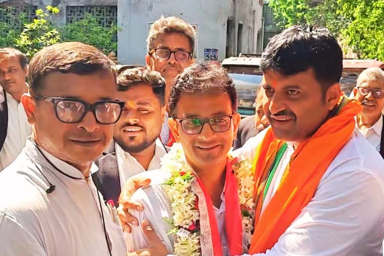 बंगाल चुनाव के शोर में ‘सुकून’ वाली तस्वीर, दुर्गापुर में गले मिले BJP-CPM प्रत्याशी, पूर्व मेयर ने दिया ‘गुरु मंत्र’