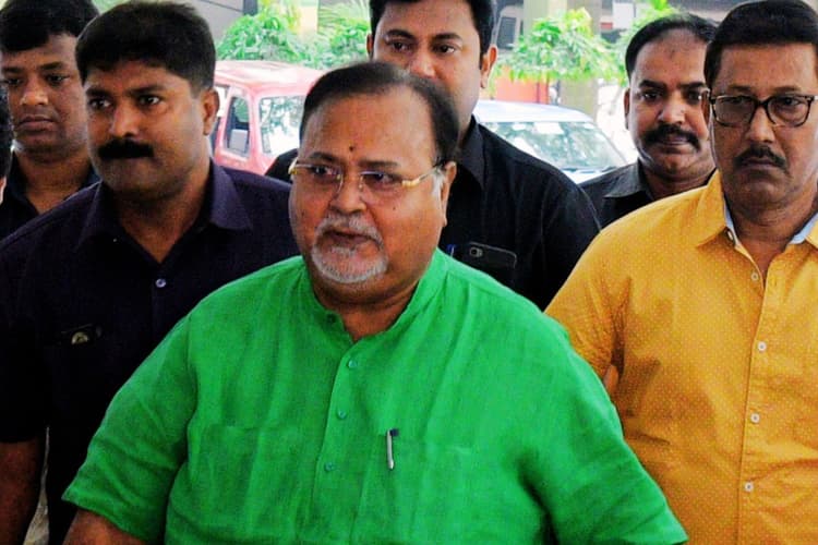 शिक्षक भर्ती घोटाला मामले में बढ़ी पार्थ चटर्जी की मुश्किलें, ED ने कोलकाता आवास पर मारा छापा