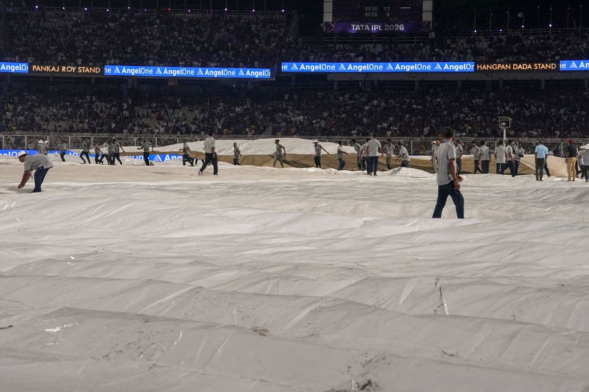 बारिश के कारण ईडन गार्डन्स को पूरी तरह कवर कर दिया गया बारिश के कारण ईडन गार्डन्स को पूरी तरह कवर कर दिया गया