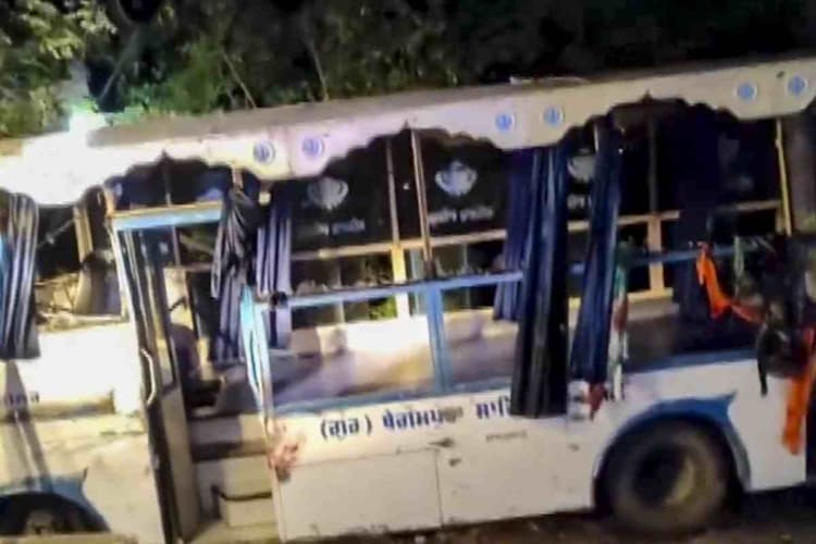 पंजाब: फतेहगढ़ साहिब में बस पलटने से 6 लोगों की मौत, 21 घायल