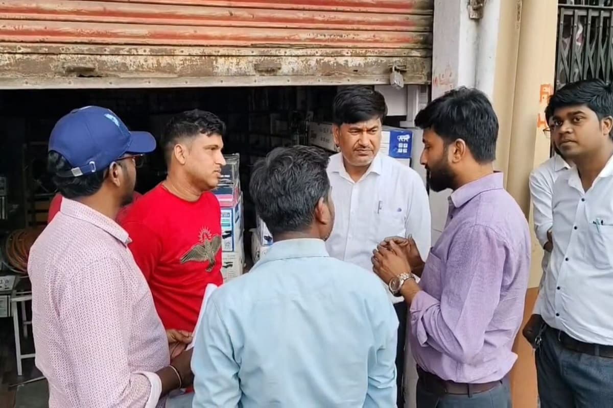 गढ़वा में गैस की कालाबाजारी पर बड़ी कार्रवाई, एसडीएम ने धंधेबाज को पकड़ दुकान किया सील