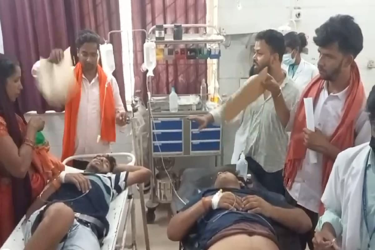 दहक रहा गढ़वा का सदर अस्पताल, एसी-पंखे खराब और गत्ते से गर्मी को भगा मरीजों के रहे परिजन