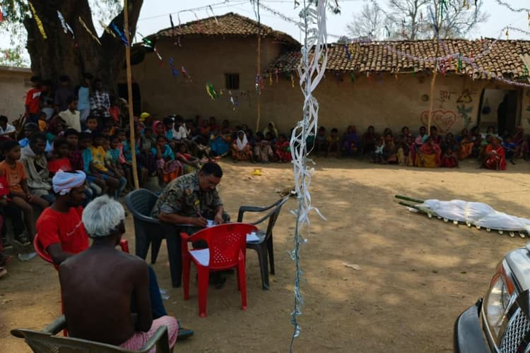 गुमला के बिमरला में महुआ चुनने गए बुजुर्ग का शव बरामद, गर्दन और पेट पर जख्म के निशान, हत्या की आशंका