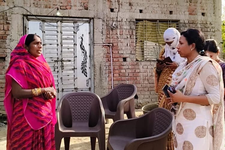 हजारीबाग में बाल विवाह पर प्रशासन का 'हंटर': छात्रा की शादी रुकवाने पहुंचीं BDO, अभिभावकों को 24 घंटे का अल्टीमेटम