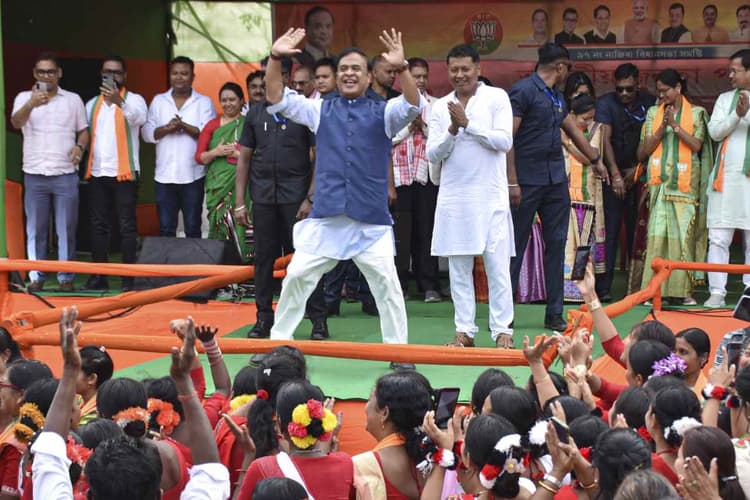 Video : मंच पर डांस करने लगे सीएम हिमंत बिस्वा सरमा