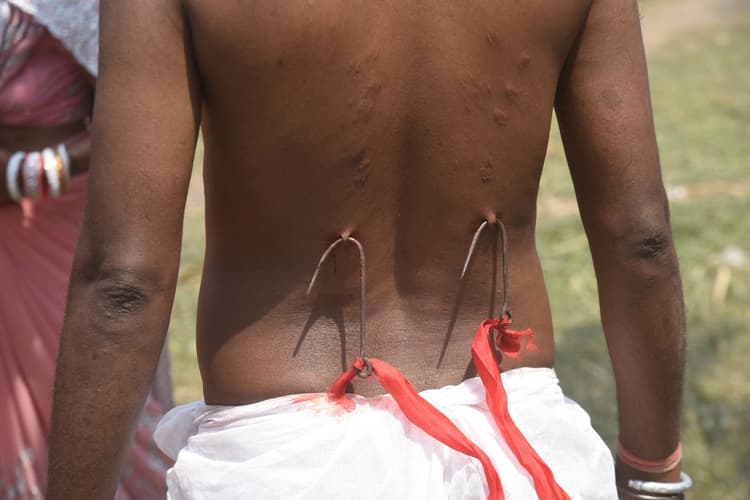 तुपुडांग गांव के चड़क मेले में अनोखा प्रदर्शन, पीठ में लोहे की कील घोंप भगवान शिव के प्रति दिखाई आस्था