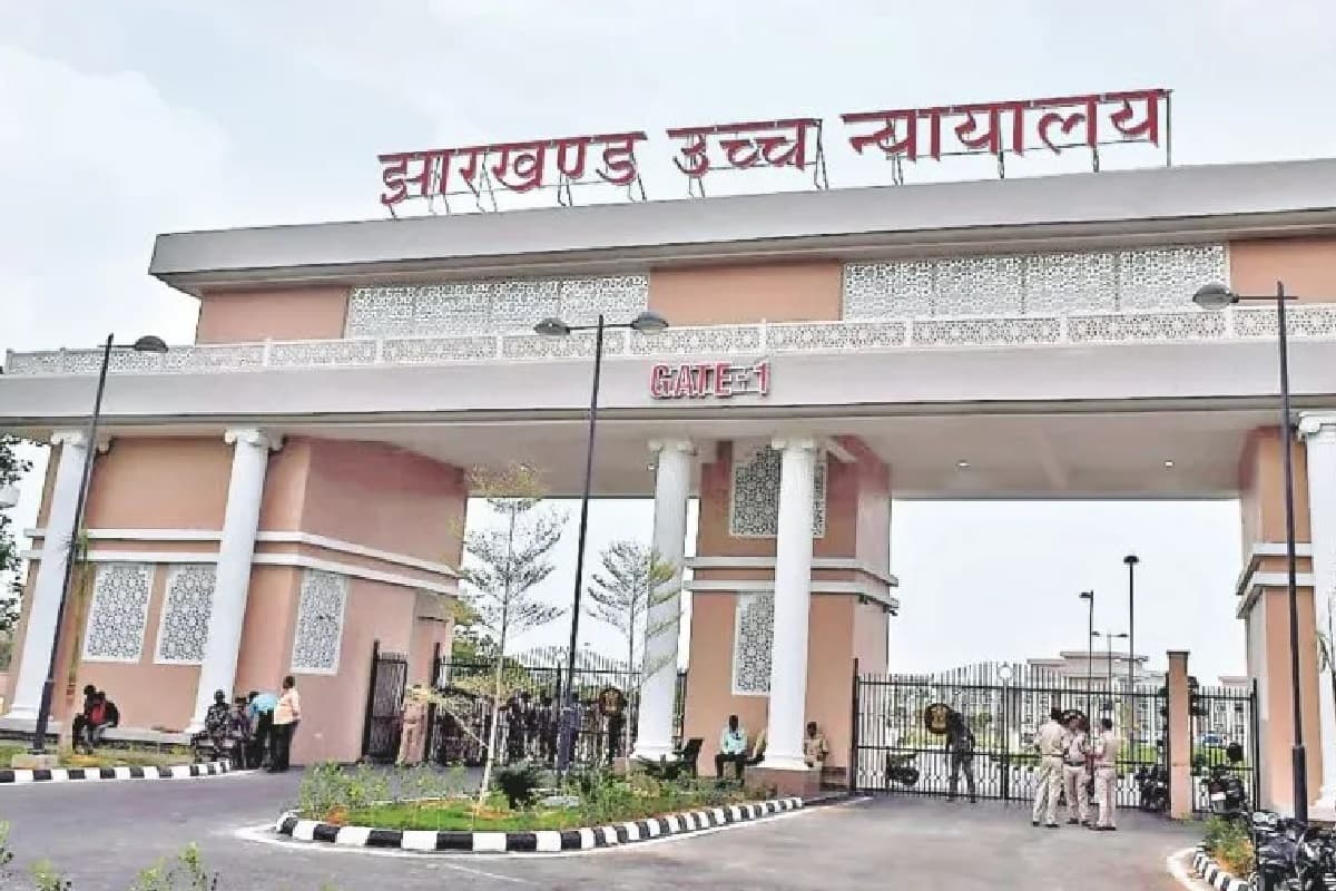 आदिवासी जमीन विवाद: हेहल सीओ की कार्रवाई पर हाईकोर्ट सख्त, पूछा- कब्जा दिलाने के बजाय तोड़फोड़ क्यों?