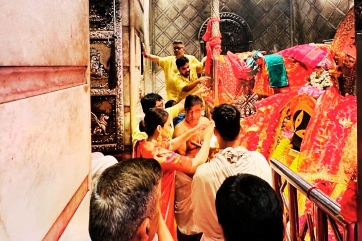 मां काली के दरबार में बॉलीवुड ‘क्वीन’ कंगना रनौत, बंगाल और देशवासियों की सुख-शांति का मांगा आशीर्वाद