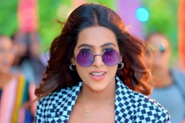 खुशी कक्कड़ का नया भोजपुरी गाना वायरल, ‘चश्मा लगाके हीरो लागेला’ ट्रेंड में