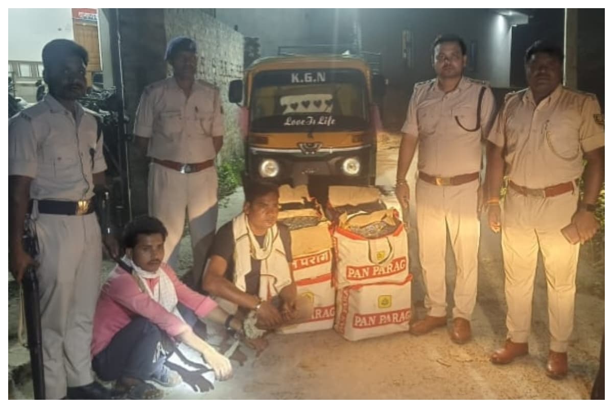 झंझारपुर में जब्त सीएनजी टेंपो और बरामद अवैध शराब के साथ उत्पाद विभाग की टीम