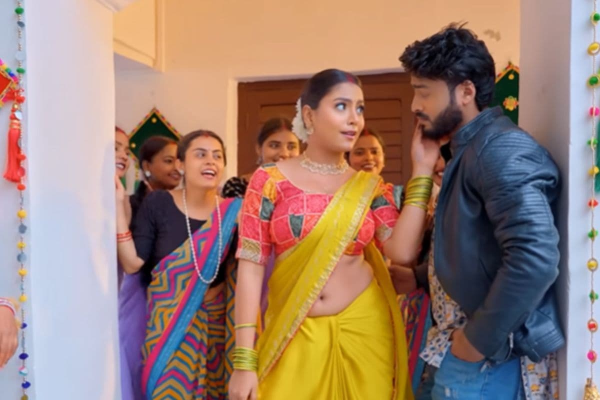 Mahi Shrivastava New Bhojpuri Song Sarak Jata Saree