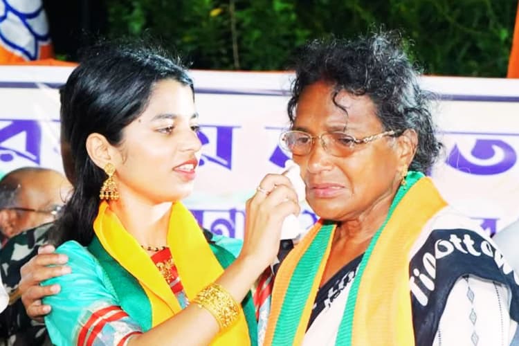 बंगाल के रण में मैथिली ठाकुर की ‘भक्ति’ शक्ति, हावड़ा और पानीहाटी में सुरों से साधा निशाना, कहा- भ्रष्टाचार मिटाने के लिए करें मतदान