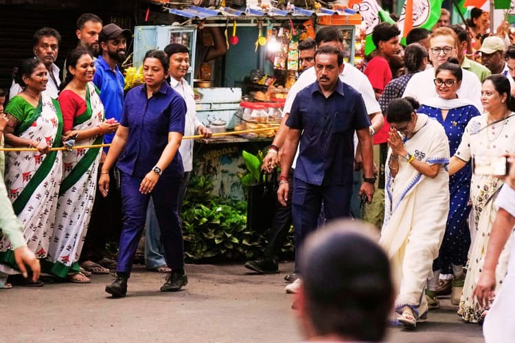 Photos: कालीघाट में ममता बनर्जी का मेगा रोड शो, पुरुलिया के ढोल और छऊ नृत्य के साथ दिखी बंगाल की संस्कृति