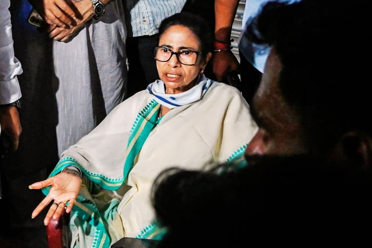 क्या बंगाल में गुंडा राज है? भवानीपुर के बूथ पर धरने पर बैठीं ममता बनर्जी, शुभेंदु अधिकारी ने किया पलटवार