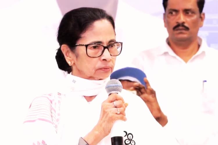 पूर्व बर्धमान में गरजीं ममता बनर्जी- मोदी-शाह के षड्यंत्र से रहें सावधान, खाने-पीने पर पाबंदी लगाने वाली BJP कौन?