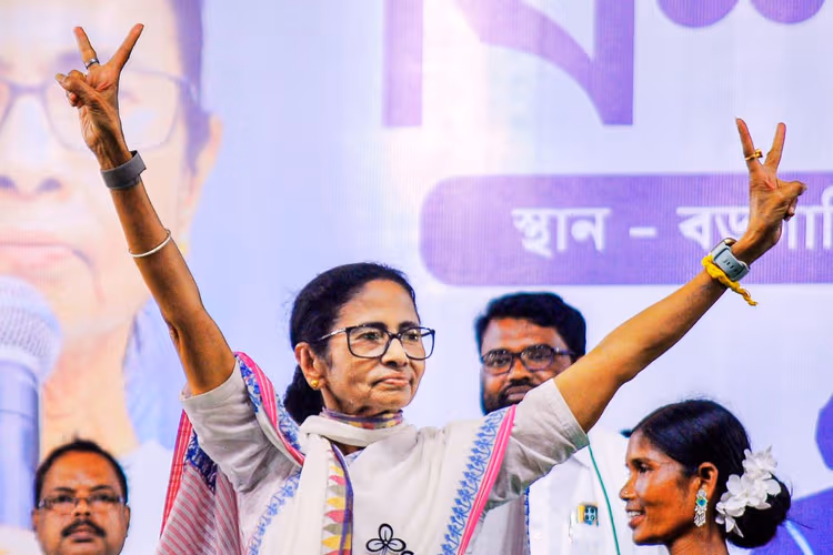 बंगाल चुनाव 2026: हावड़ा में बोलीं ममता बनर्जी- कोई वोट देने से रोके तो झाड़ू उठा लें