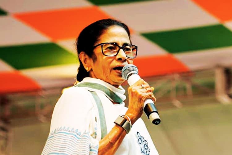 ममता बनर्जी का मोदी-शाह पर पलटवार- 50 हेलीकॉप्टर और 19 मुख्यमंत्री मिलकर भी TMC को नहीं हरा पायेंगे