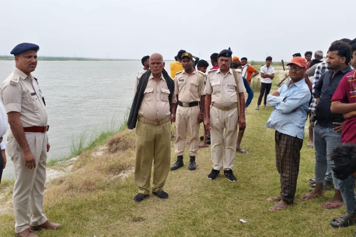 Motihari News areraj gandak river boat capsiz brother ister missing sdrf search operation