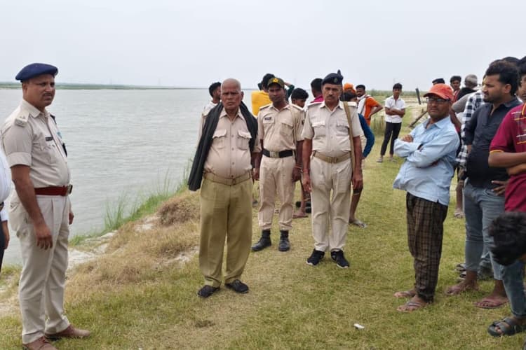मोतिहारी: चारा लाने गए भाई-बहन नदी में डूबे, SDRF की टीम तलाश में जुटी