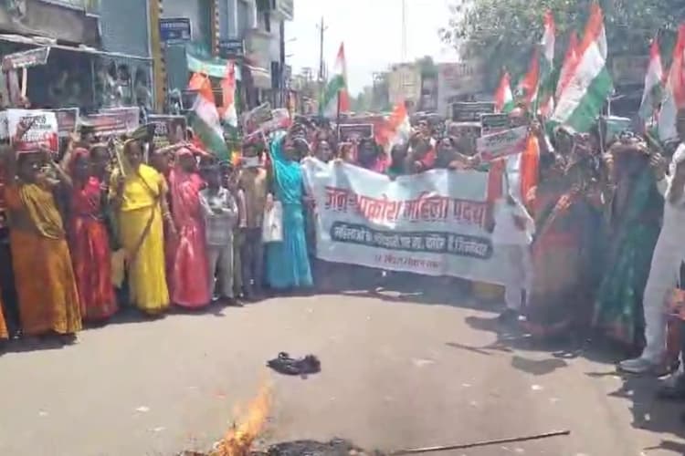 Motihari: चकिया में भाजपा महिला मोर्चा का आक्रोश मार्च, राहुल-तेजस्वी पर निशाना