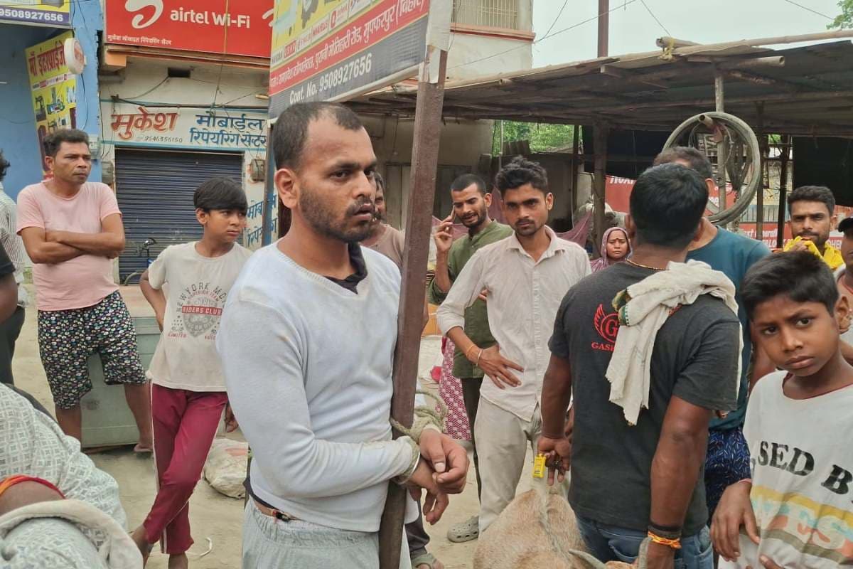 मुजफ्फरपुर: बकरी चोरी के आरोप में युवक को खंभे से बांधकर पीटा, साथ ले गयी पुलिस