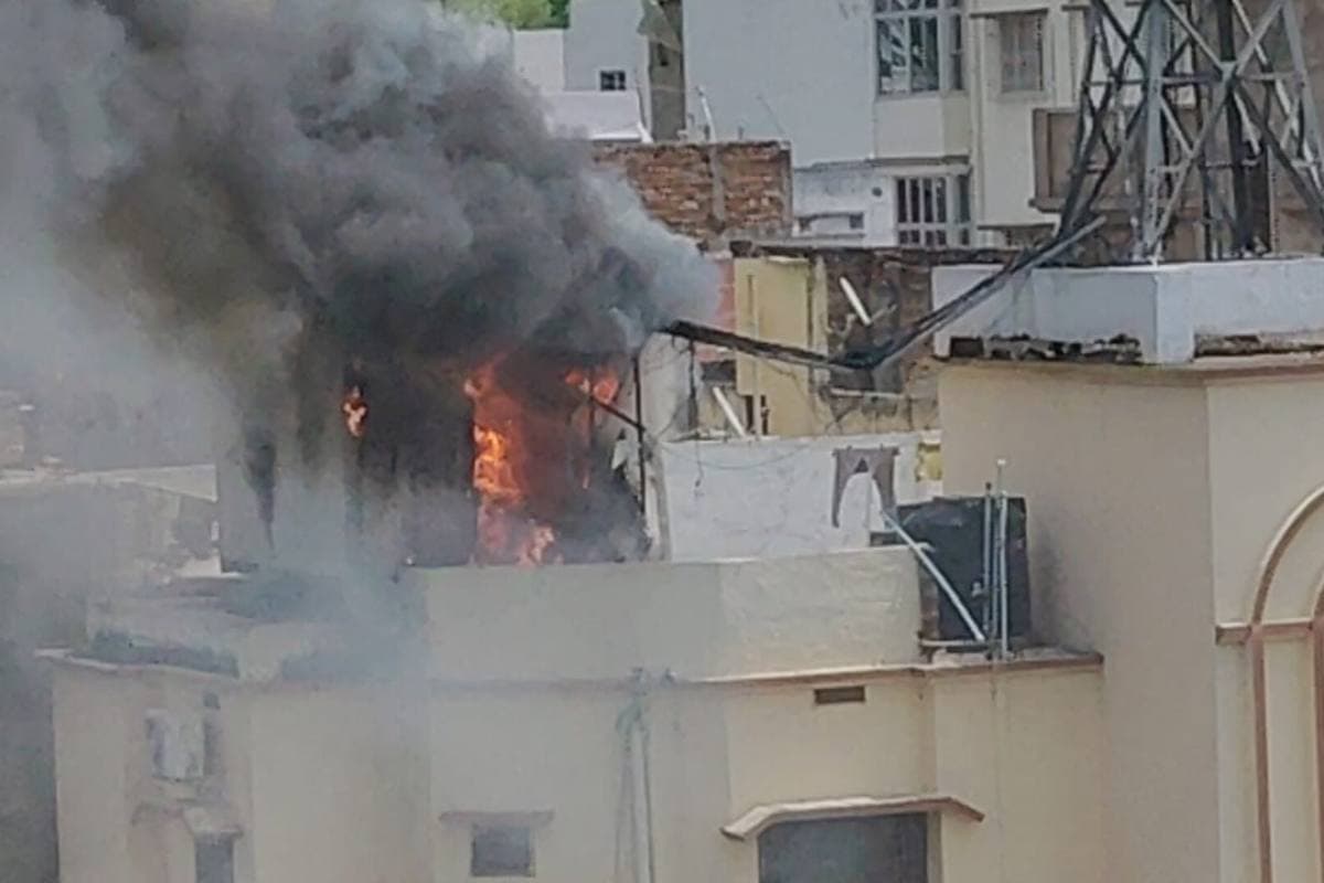 Muzaffarpur: मिठनपुरा में धमाके के साथ लगी आग, इलाके में मची अफरा-तफरी