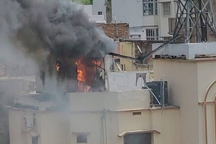 Muzaffarpur: मिठनपुरा में धमाके के साथ लगी आग, इलाके में मची अफरा-तफरी