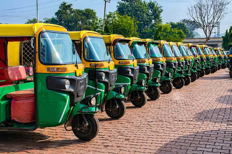 Muzaffarpur: स्टेशन रोड में पार्किंग फीस को लेकर फिर मचा बवाल, एजेंसी और ऑटो संघ आमने-सामने