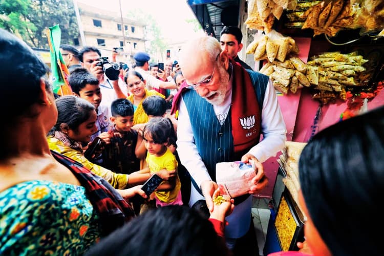 PHOTOS: झारग्राम में सड़क की दुकान में झालमुड़ी खाने पहुंचे पीएम मोदी, जीता लोगों का दिल