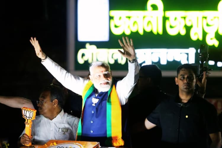 कोलकाता की सड़कों पर मोदी मैजिक, 2 किमी लंबे रोड शो में उमड़ा जनसैलाब, शोभा बाजार में गूंजा जय श्रीराम, देखें Photos
