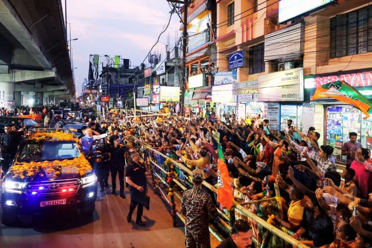 PHOTOS: सिलीगुड़ी में आधी रात को ‘मोदी-मोदी’ की गूंज, रोड शो में बदली पीएम की यात्रा, हुई फूलों की बारिश