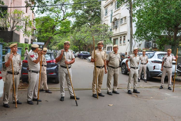 कांग्रेस नेता पवन खेड़ा के घर पुलिस की दस्तक, असम सीएम की पत्नी पर लगाए थे गंभीर आरोप