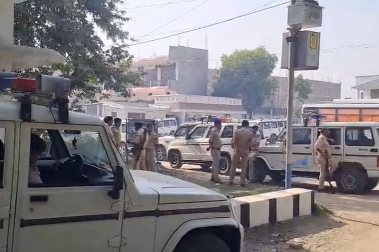 JDU विधायक पप्पू पांडे के घर पर रेड, SP विनय तिवारी पूरी टीम के साथ पहुंचे आवास