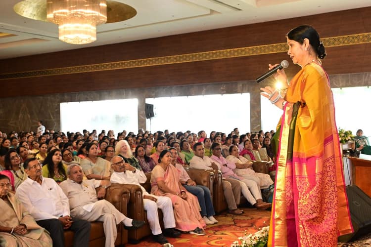 साधारण गृहिणी से रेकी ग्रैंडमास्टर तक का सफर, रांची की 'राज दीदी' ने बदली लाखों की तकदीर