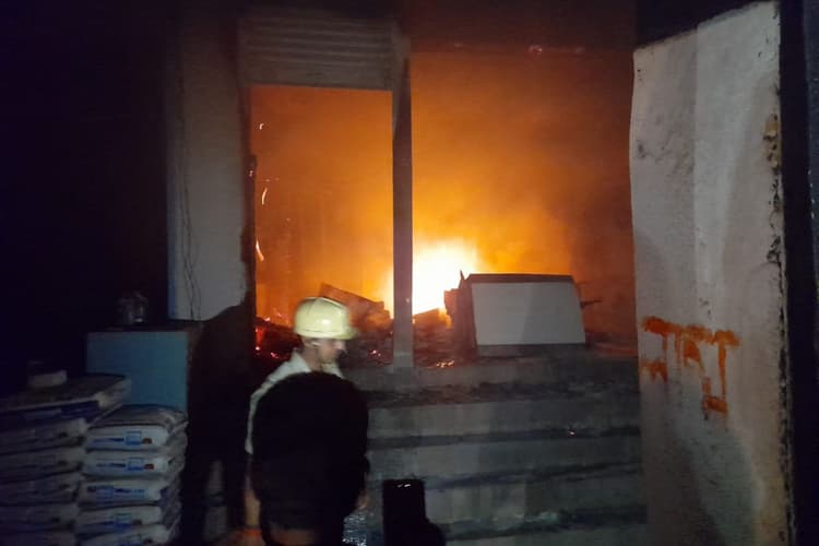 रांची: लोहे की दुकान में भीषण आग से मची अफरा-तफरी! कोकर में फायर ब्रिगेड ने पाया काबू, लाखों का नुकसान