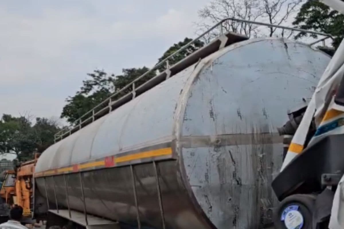 रांची में मौत की 'झपकी'! दूध टैंकर और हाइवा में भीषण भिड़ंत, स्टेयरिंग में फंसा ड्राइवर, घंटों बाद निकला शव