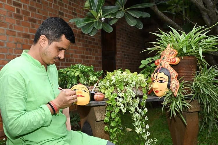 सरायकेला छऊ के मुखौटे से मिली पहचान, महापात्र परिवार पीढ़ियों से सहेज रहा विरासत