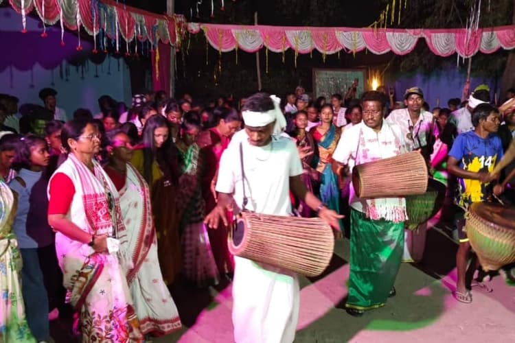 सरायकेला के पिताकलांग में धूमधाम से मना ‘मागे पोरोब’, विधायक दशरथ गागराई ने मांदर पर थाप देते किया नृत्य