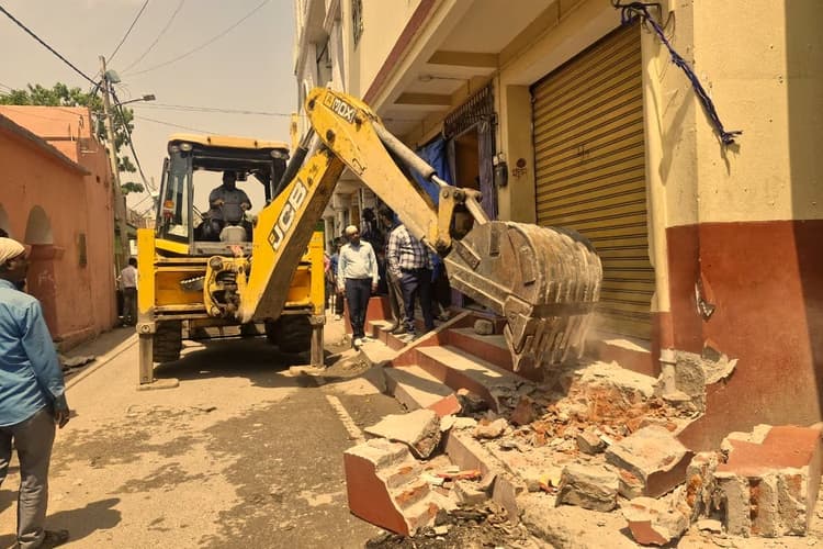 शीतला मंदिर हादसे के बाद जागा प्रशासन, नक्शा बदलने की तैयारी, बुलडोजर से हटाया अतिक्रमण