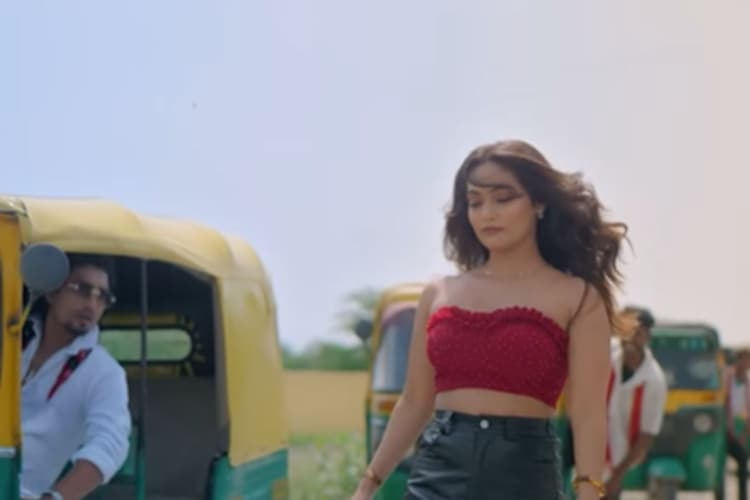 शिल्पी राज का गाना ‘प्यार मोहब्बत धोखा है’ रिलीज, स्कर्ट-टॉप में क्वीन शालिनी ने बढ़ाई गर्मी