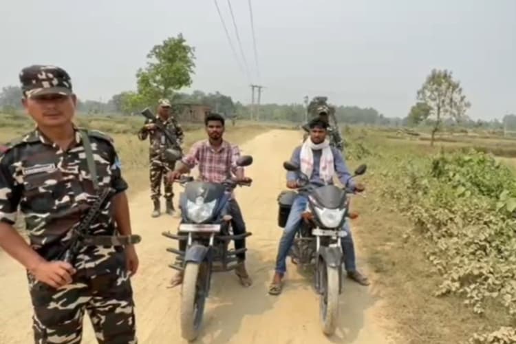 Sitamarhi: सोनबरसा बॉर्डर पर शराब के साथ दो तस्कर गिरफ्तार, बड़े गिरोह की तलाश